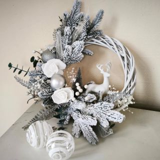 Vánoční věnec s bílým jelínkem 🦌 Je to jeden z menších věnečků, ale Vánoční nálada z něj přímo sálá 😍 #madacrame...