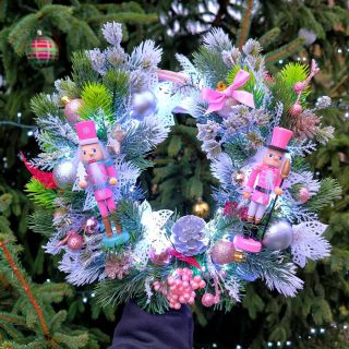 Nový věneček v naší nabídce ❤️ Louskáčci v jemné růžové a doplněné světelným řetězem 😍 jsou opravdu nepřehlédnutelní 👀...