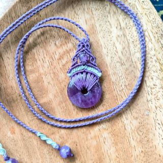Fialový amulet se světle modrým akcentem doplněný ametystovým donutem a ametystovými korálky 💜 Délka náhrdelníku je...